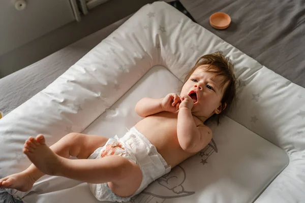 Ovanifrån Liten Kaukasisk Baby Ligger Ryggen Halvnaken Sängen Hemma Med — Stockfoto