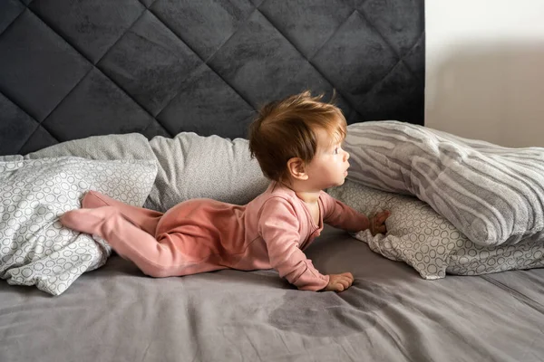 Liten Kaukasisk Baby Liggande Magen Sängen Med Våt Urin Fläck — Stockfoto