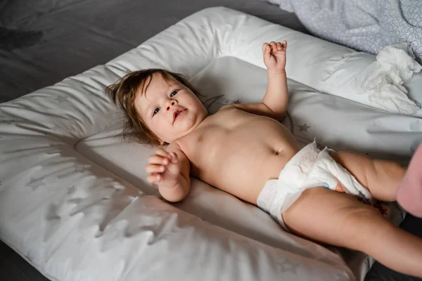 Vista Superior Pequeño Bebé Caucásico Acostado Sobre Espalda Desnudo Mirando —  Fotos de Stock