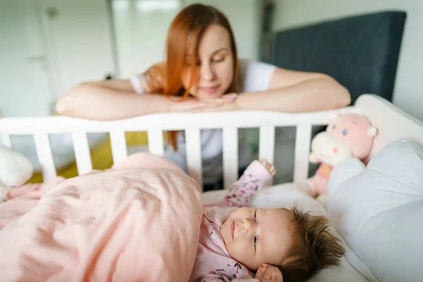 Mujer Caucásica Viendo Pequeño Bebé Cuna Feliz Madre Cuidando Hija — Foto de Stock