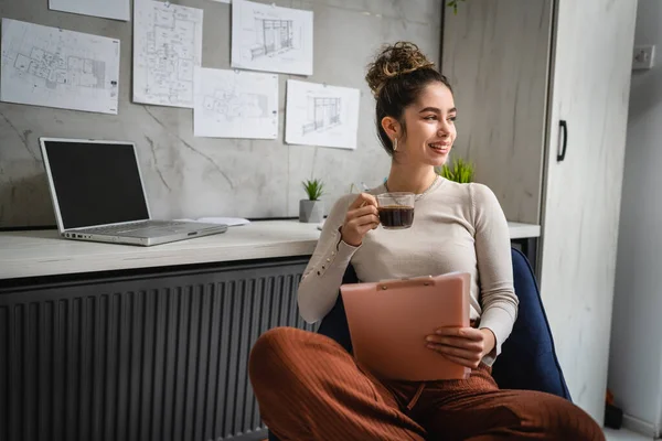 Una Mujer Joven Caucásica Mujer Sentada Junto Escritorio Trabajo Oficina — Foto de Stock