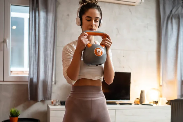 Una Mujer Joven Adulta Entrenando Una Mujer Deportiva Apartamento Habitación — Foto de Stock