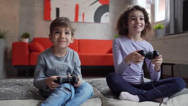 Twee Kinderen Kleine Kaukasische Broer Zus Gelukkig Kinderen Broers Zussen — Stockvideo