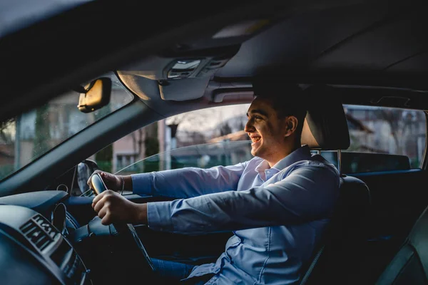 Een Man Rijdt Auto Jong Volwassen Zakenman Glimlachend Gelukkig Man — Stockfoto