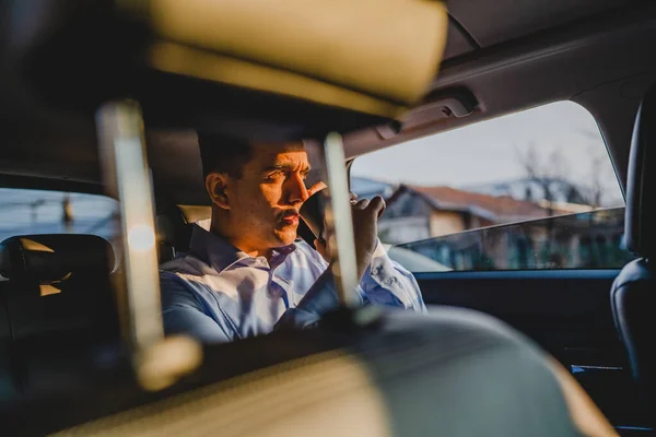 Genç Yetişkin Bir Erkek Arabanın Arkasında Oturuyor Gömleği Üzerinde Kahve — Stok fotoğraf