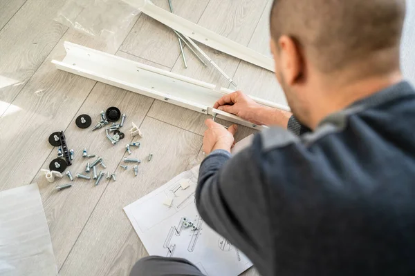 Homem Caucasiano Macho Sentado Chão Casa Colocando Juntos Auto Montagem — Fotografia de Stock