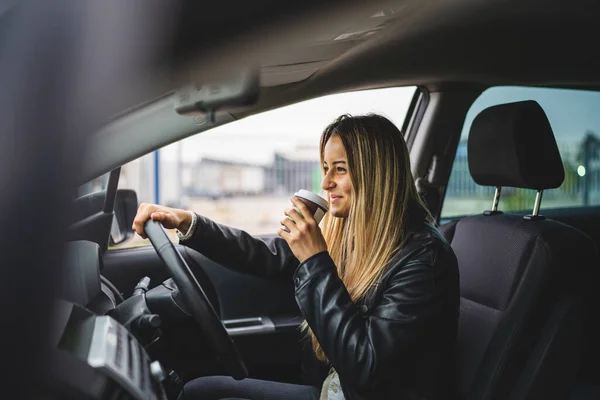 Mladý Dospělý Jeden Kavkazský Žena Řízení Auto Čeká Zatímco Drží — Stock fotografie