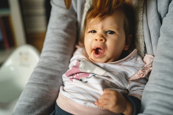 Small Caucasian Baby Hands Her Mother Sitting Looking Camera Yawing — Stock Photo, Image