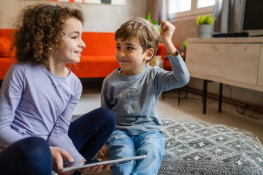 Kardeşler, kız ve erkek kardeşler, kız ve erkek kardeşler, ya da evde dijital tablet kullanan çocuklar. Video izlemek, arama yapmak ya da oyun oynamak için.