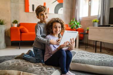 Kardeşler, kız ve erkek kardeşler, kız ve erkek kardeşler, ya da evde dijital tablet kullanan çocuklar. Video izlemek, arama yapmak ya da oyun oynamak için.