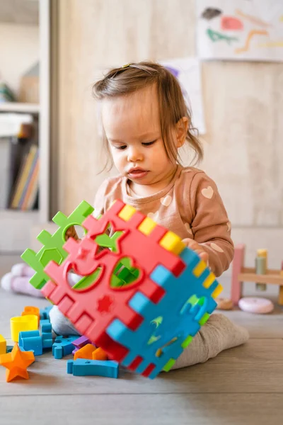 Bebé Pequeña Niña Caucásica Jugando Suelo Casa Copia Espacio Sosteniendo — Foto de Stock