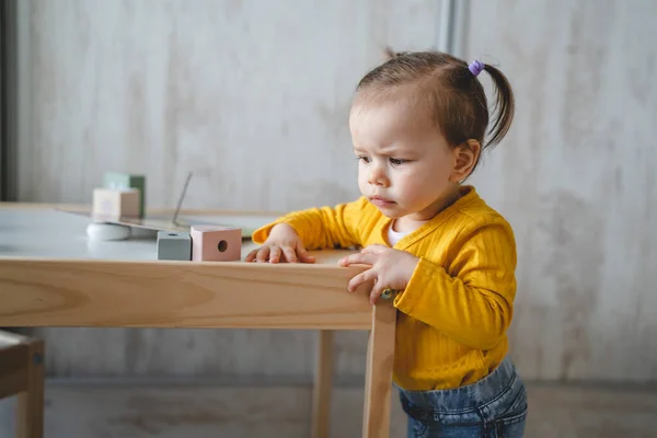 Bebê Pequena Menina Branca Brincando Mesa Espaço Cópia Casa Segurando — Fotografia de Stock