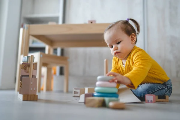 Bebé Niña Pequeña Caucásica Jugando Suelo Casa Copia Espacio Sosteniendo — Foto de Stock