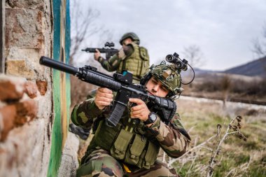 Üniformalı iki asker eve zorla giriyorlar. Operasyon sırasında harabeye dönüyorlar. Savaş köpekleri.