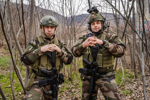 Dos Hombres Frente Vista Retrato Soldados Uniforme Camuflaje Armados Con —  Fotos de Stock