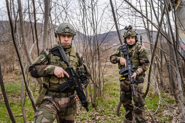 Dos Hombres Frente Vista Retrato Soldados Uniforme Camuflaje Armados Con —  Fotos de Stock