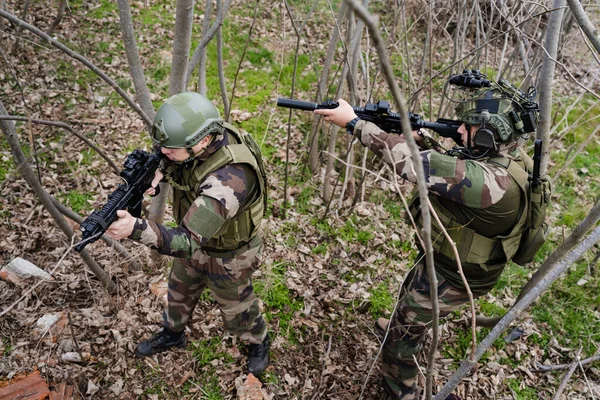 Zwei Männer Von Oben Porträt Von Soldaten Tarnuniform Bewaffnet Mit — Stockfoto
