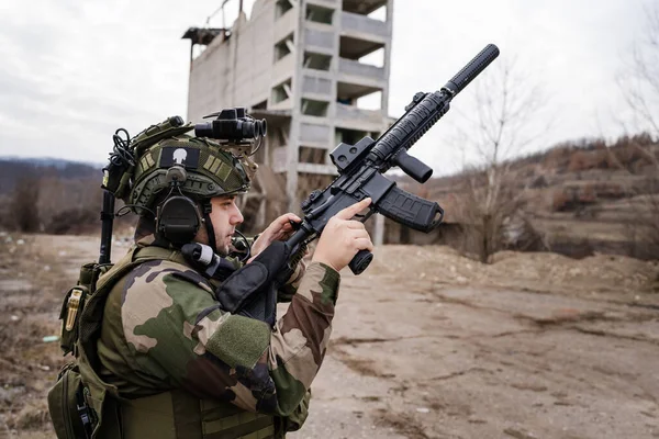 Ένας Στρατιώτης Οπλισμένος Τουφέκι Φορώντας Στολή Καμουφλάζ Όπλο Φόρτωσης Ενώ — Φωτογραφία Αρχείου