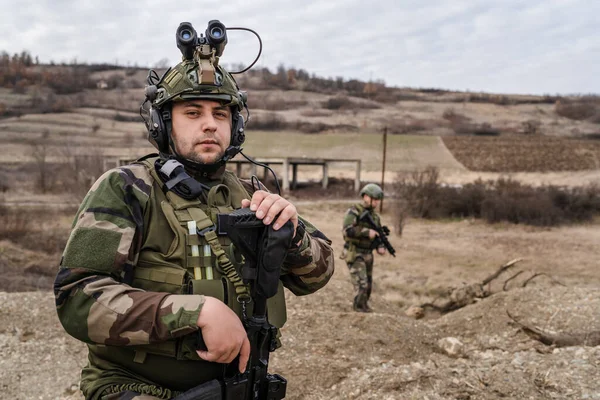 Dos Hombres Frente Vista Retrato Soldados Uniforme Camuflaje Armados Con —  Fotos de Stock