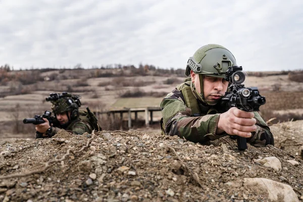 Två Män Soldater Som Innehar Position Slaget Krigszon Som Syftar — Stockfoto