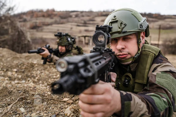 Dos Hombres Soldados Posición Zona Guerra Apuntando Rifles Perros Guerra —  Fotos de Stock