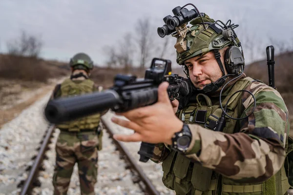 Dos Soldados Perros Guerra Mercenarios Hombres Uniforme Rifles Servicio Armado —  Fotos de Stock