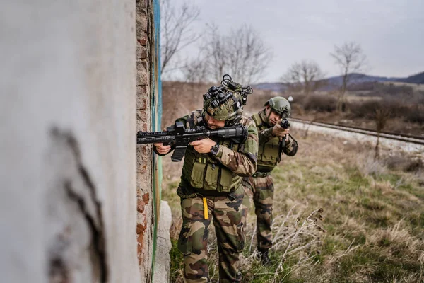 Zwei Soldaten Uniform Die Während Des Einsatzes Die Hausruine Eindringen — Stockfoto