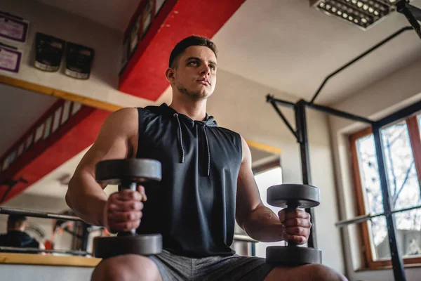 Yetişkin Beyaz Erkek Vücut Geliştiren Spor Salonunda Oturmuş Gerçek Insanların — Stok fotoğraf