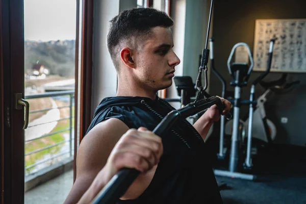 Hombre Joven Adulto Caucásico Masculino Amateur Culturista Entrenamiento Nuevo Máquina —  Fotos de Stock