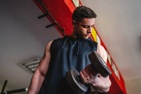 Yetişkin Beyaz Erkek Vücut Geliştiren Kollarını Çalıştıran Spor Salonunda Dikilirken — Stok fotoğraf