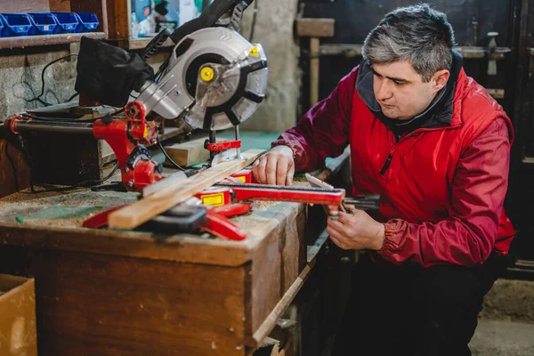 Homem Caucasiano Adulto Masculino Trabalhando Pela Serra Circular Ferramentas Trabalho — Fotografia de Stock