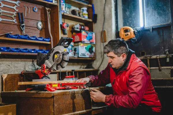 Homem Caucasiano Adulto Masculino Trabalhando Pela Serra Circular Ferramentas Trabalho — Fotografia de Stock