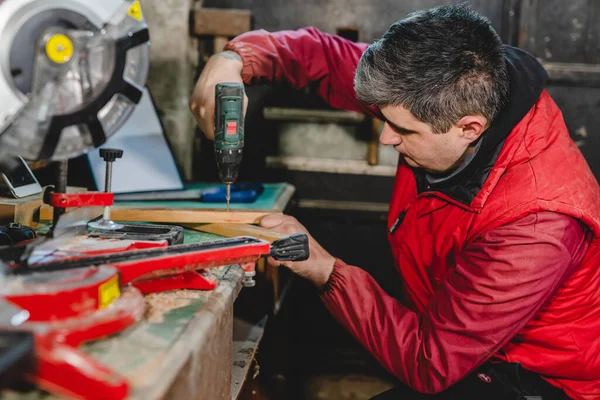 Homem Caucasiano Adulto Masculino Trabalhando Garagem Usando Broca Elétrica Chave — Fotografia de Stock