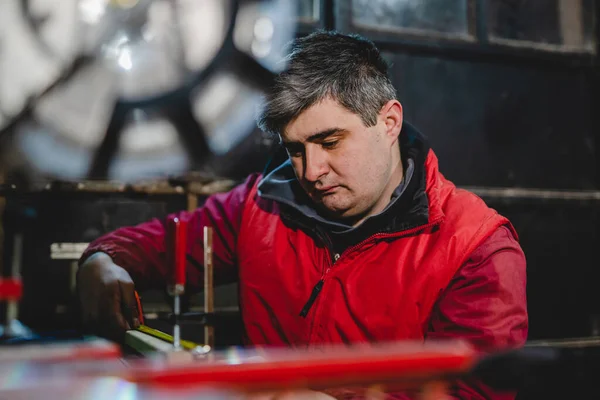 Homem Carpinteiro Trabalhando Sua Oficina Garagem Hobby Conceito Artesanato — Fotografia de Stock