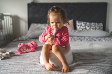 Kafkasyalı küçük bir kız çocuğu 10 aydır evde çocukların tuvaletinde oturuyor.