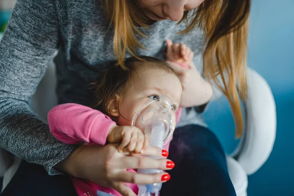 Bebé Una Madre Que Usan Nebulizador Hogar Mujer Sostiene Niño — Foto de Stock