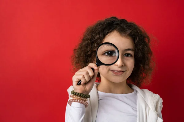 Liten Kaukasiska Flicka Tio Gammal Med Lockigt Hår Framsidan Porträtt — Stockfoto