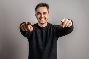 Bir adam mutlu bir beyaz erkek stüdyosunun ön yüzünü çekti başarıyı kutladı mutlu olumlu duygular ve jest gülümsemesi kamerayı işaret eden fotokopi alanı