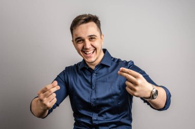 Bir adam mutlu bir beyaz erkek stüdyosunun ön yüzünü çekti başarıyı kutladı neşeli olumlu duygular ve jest gülümsemesi kameraya bakarken sahneyi kopyaladı.