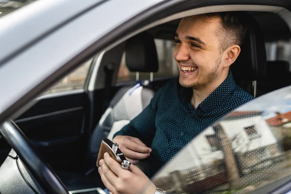 車を運転しながらフラスコから一人の男大人の原因アジアの男性飲酒アルコール笑顔ハッピーサイドビューコピースペース — ストック写真