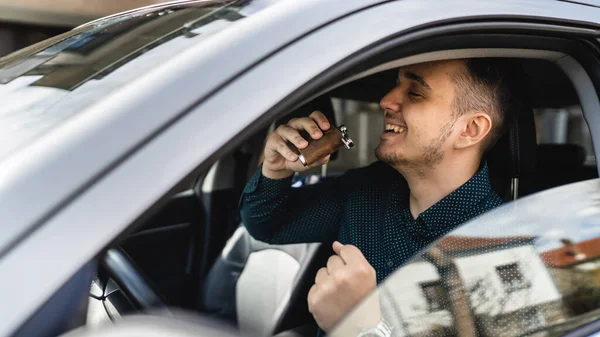 一人の男大人Caucasian男性飲酒運転中にフラスコからアルコールを飲む車 — ストック写真