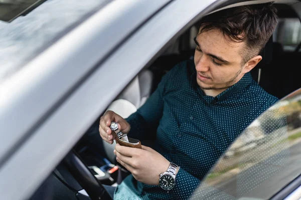 Yetişkin Bir Beyaz Erkek Alkollü Araba Kullanırken Mataradan Alkol Içiyor — Stok fotoğraf