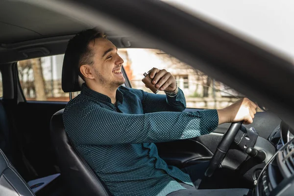 一人の男大人Caucasian男性飲酒運転中にフラスコからアルコールを飲む車 — ストック写真