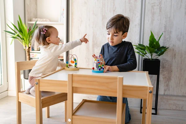 Erkek ve kız kardeş, evde kardeşçe oynuyorlar. Erkek bebek ve beş yaşındaki çocuk, gündüz gözüyle oyuncaklarla oynuyorlar. Uzay aile hayatı kavramını taklit ediyorlar.