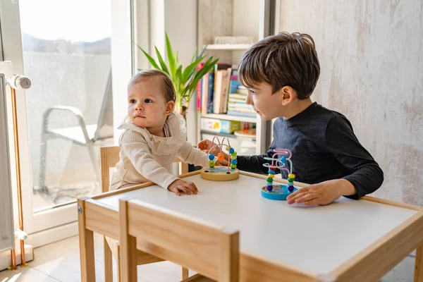 Erkek ve kız kardeş, evde kardeşçe oynuyorlar. Erkek bebek ve beş yaşındaki çocuk, gündüz gözüyle oyuncaklarla oynuyorlar. Uzay aile hayatı kavramını taklit ediyorlar.