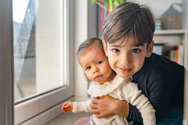 Küçük Beyaz Bir Oğlan Beş Yaşında Küçük Kız Kardeşini Kucağında — Stok fotoğraf