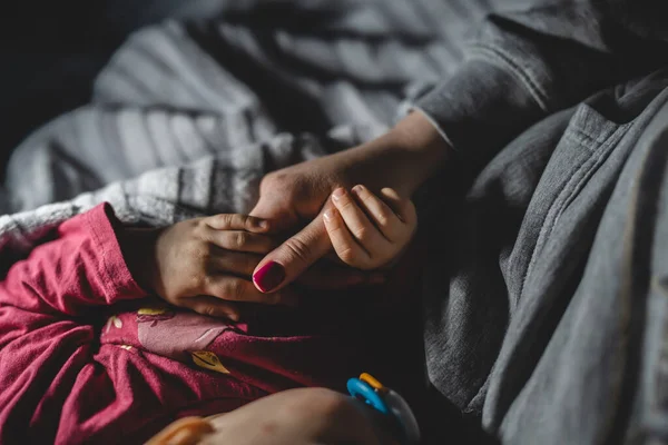 Bebek Annesinin Elini Tutarken Elinde Annesinin Baş Parmağını Tutan Küçük — Stok fotoğraf