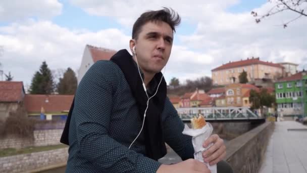 Homem Jovem Caucasiano Masculino Adulto Segurando Comendo Sanduíche Livre Cidade — Vídeo de Stock