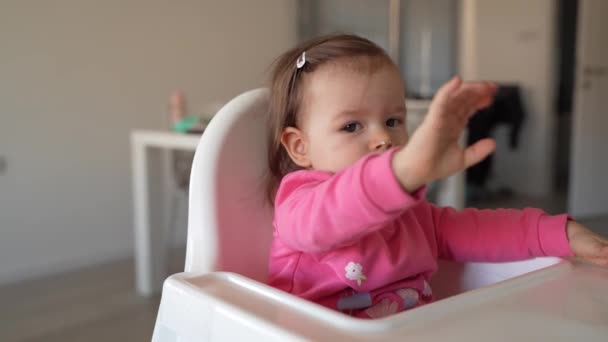 Bebê Pequena Menina Caucasiana Sentada Cadeira Alta Alimentação Enquanto Sua — Vídeo de Stock