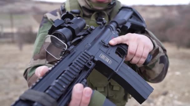 Homem Visão Frontal Retrato Soldado Uniforme Camuflagem Armado Com Rifle — Vídeo de Stock
